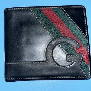 GORGEOUS GUCCI🔥🔥🔥VINTAGE WALLET🔥🔥EUC Black leather with Gucci colors!!!
